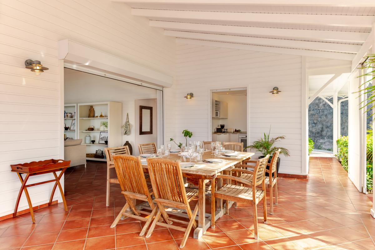 18 Table de repas-ouverte-renovee-vue-mer-martinique (1)